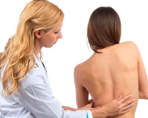 medicul examinează spatele pentru dureri de spate