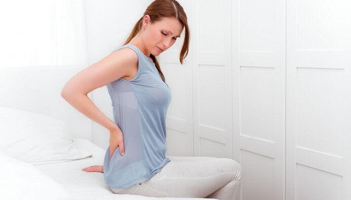 Femeia își face griji pentru durerile de spate